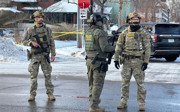 Elementos de seguridad en la zona de Minneapolis donde ocurrió el tiroteo, este 7 de enero.