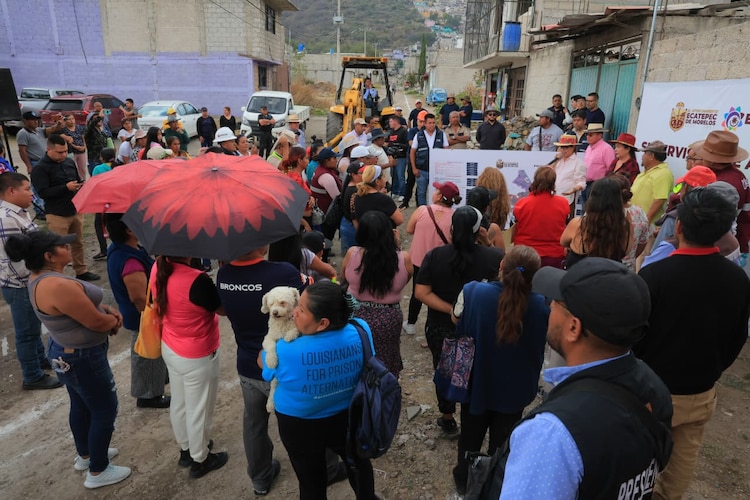 Autoridades de Ecatepec y vecinos supervisan el inicio de los trabajos de drenaje y agua potable en la calle Emiliano Zapata.