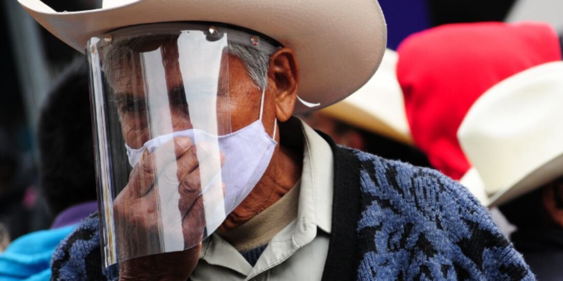 Pobladores mantienen uso de cubrebocas y caretas ante la pandemia.