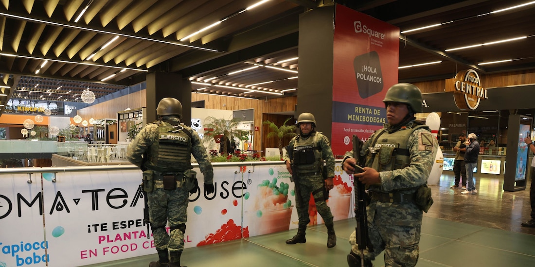 Militares vigilan la Plaza Miyana, en Polanco, tras el crimen, el pasado miércoles.