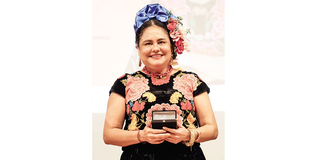 La poeta al recibir la medalla, ayer.