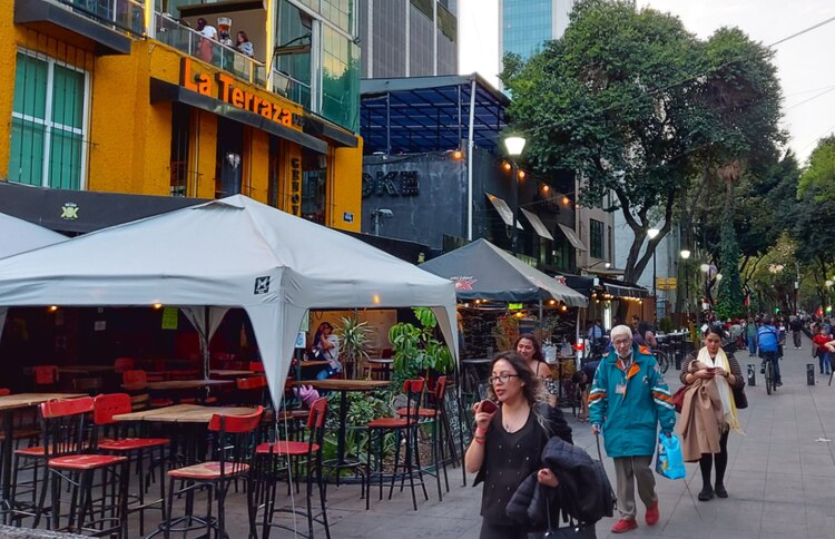 Los negocios deben cumplir con límites de ruido que varían entre el día y la noche para evitar sanciones.