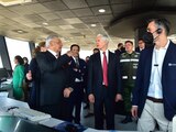 El Presidente conversa con los gobernadores Alfredo Del Mazo y Omar Fayad, ayer, en la torre de control de la nueva terminal aérea.