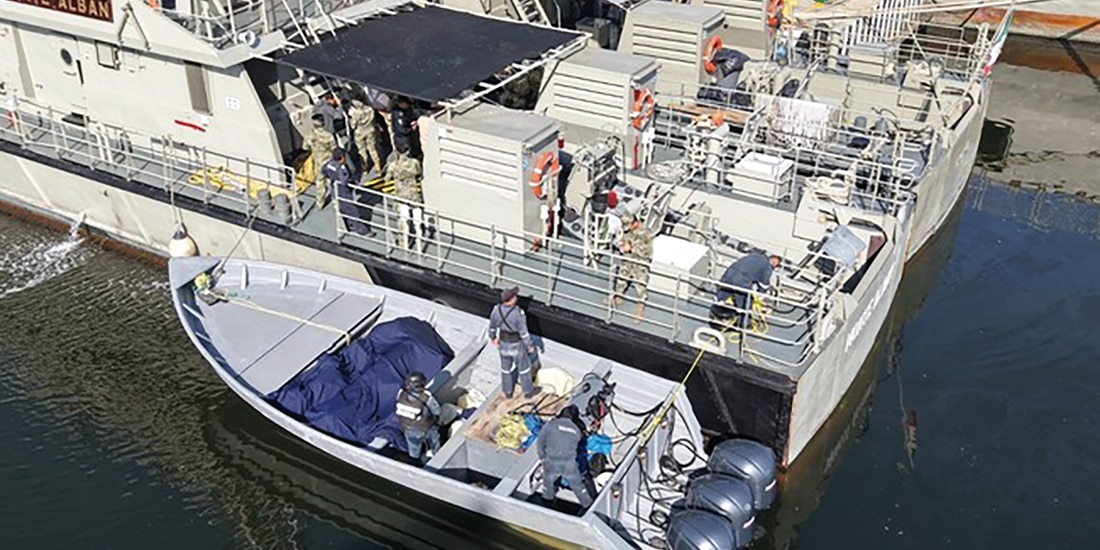 PERSONAL naval a bordo de la embarcación asegurada, ayer.