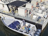 PERSONAL naval a bordo de la embarcación asegurada, ayer.