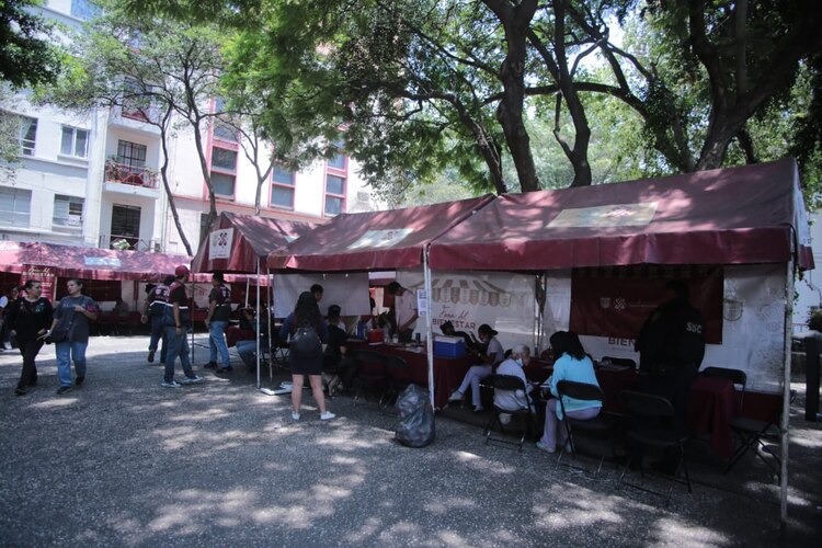 Personal del Bienestar brinda asesorías y servicios gratuitos en la renovada plaza Giordano Bruno.