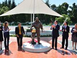José Hernández y Eruviel Ávila, exgobernador de Edomex, durante la inauguración de la plaza que albergaba la estatua en honor al astronauta.