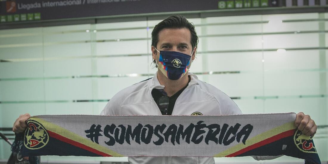 Santiago Solari, en aeropuerto de la Ciudad de México