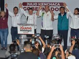 El candidato de la alianza Juntos Hacemos Historia, Julio Menchaca (centro), en rueda de prensa, ayer.