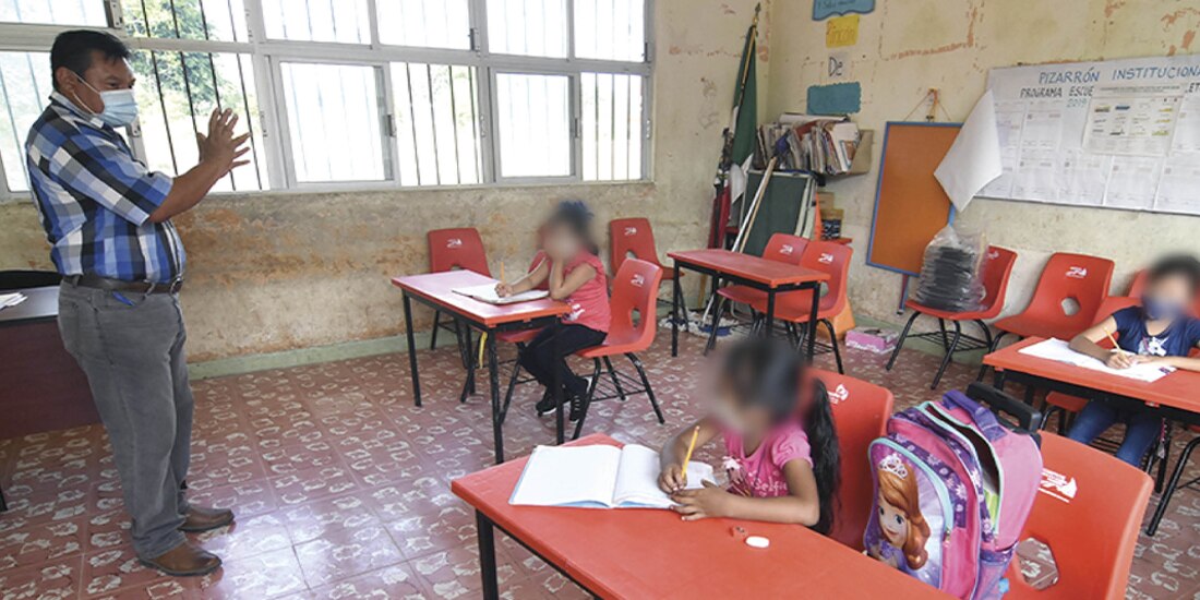 Un maestro con sus alumnas, ayer en Hopelchén.