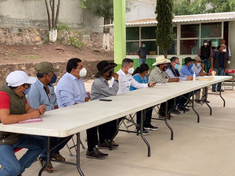 Autoridades municipales y comunales de San Vicente Coatlán agradecieron la visita del gobernador Alejandro Murat.