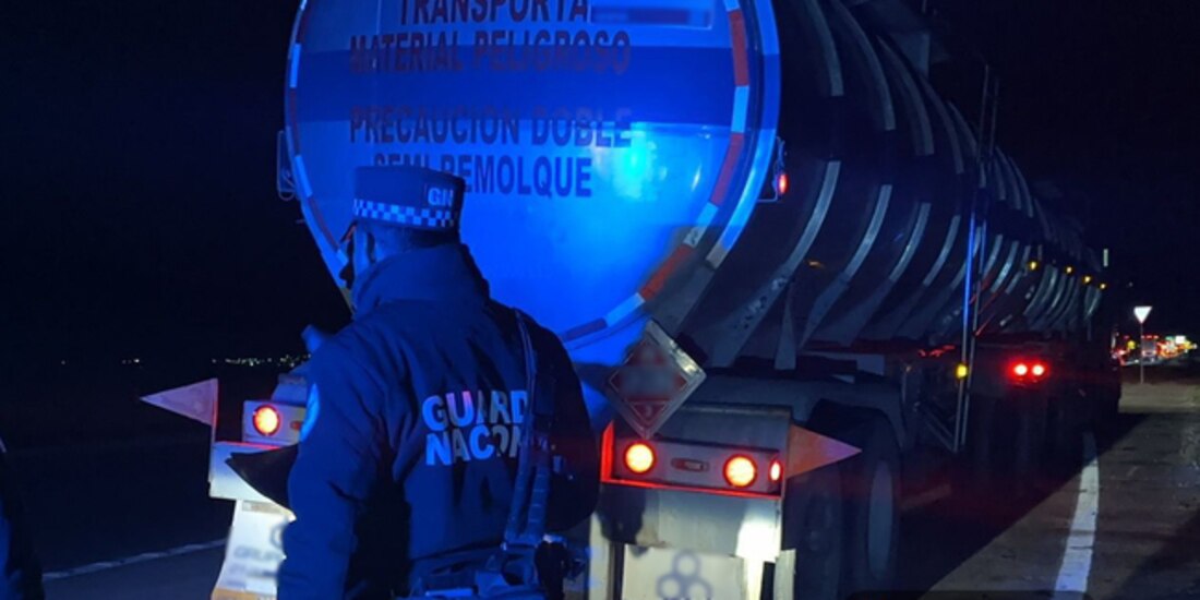 En Nuevo León, Guardia Nacional asegura tractocamión con 64 mil litros de hidrocarburo de procedencia ilícita.