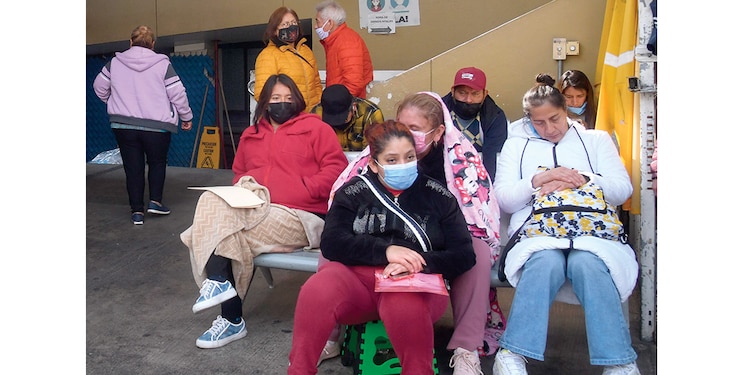 Pacientes esperan ser atendidos en un nosocomio de la CDMX, en foto de archivo.