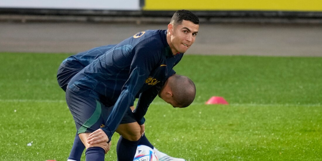Cristiano Ronaldo en la práctica de ayer, en Qatar.