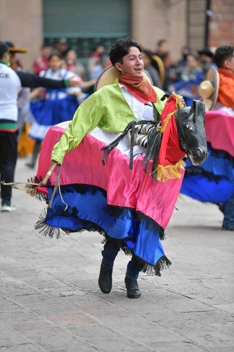 Participaron en el desfile estudiantes y docentes de la entidad.