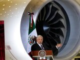 El presidente mexicano Andrés Manuel López Obrador ofrece su conferencia de prensa diaria frente al ex avión presidencial en el Aeropuerto Internacional Benito Juárez de Ciudad de México, el lunes 27 de julio de 2020. (AP Foto/Marco Ugarte)