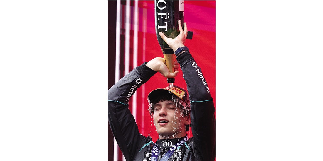EL PILOTO de Mercedes se echa champagne en Spa-Francorchamps, ayer.