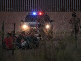 CIUDAD JUÁREZ, CHIHUAHUA, 11MAYO2023.- Migrantes de diversas nacionalidades esperan para ser procesados por las autoridades del departamento de migración de EUA, antes de que finalice el título 42 y entre en vigor el título 8. FOTO: JUAN ORTEGA/CUARTOSCURO.COM