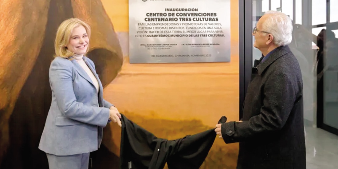 La gobernadora de Chihuahua, Maru Campos, develó ayer la placa del nuevo centro de convenciones.