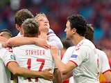 Jugadores de Dinamarca celebran una anotación ante Gales en la Eurocopa 2021