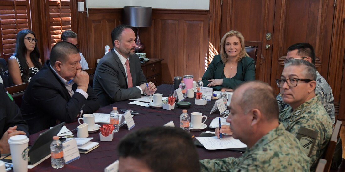 Al centro de la imagen la Gobernadora de Chihuahua.