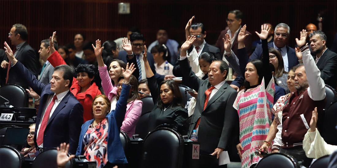 La bancada de Morena, ayer, durante la votación en el pleno.