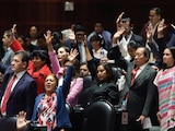 La bancada de Morena, ayer, durante la votación en el pleno.