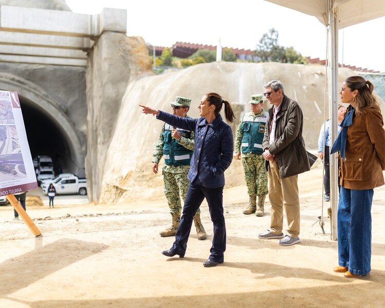 Marina del Pilar y Claudia Sheinbaum recorrieron el Viaducto Elevado en Tijuana.