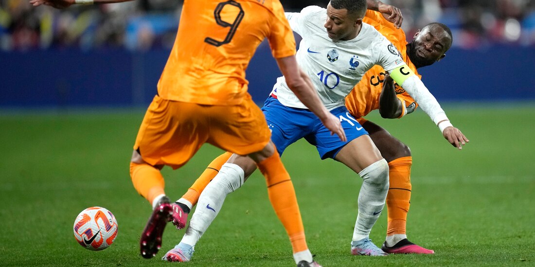 Francia y Países Bajos se enfrentan en las eliminatorias hacia la Eurocopa 2024.