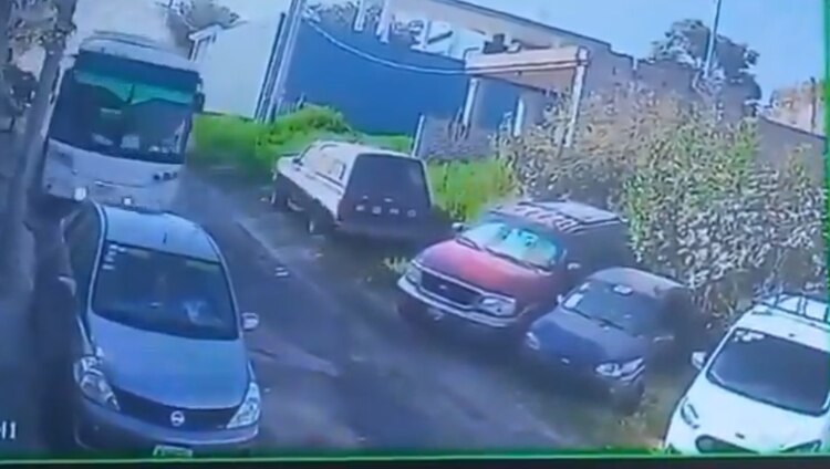 El autobús, al quedarse sin frenos, avanzaba a exceso de velocidad.