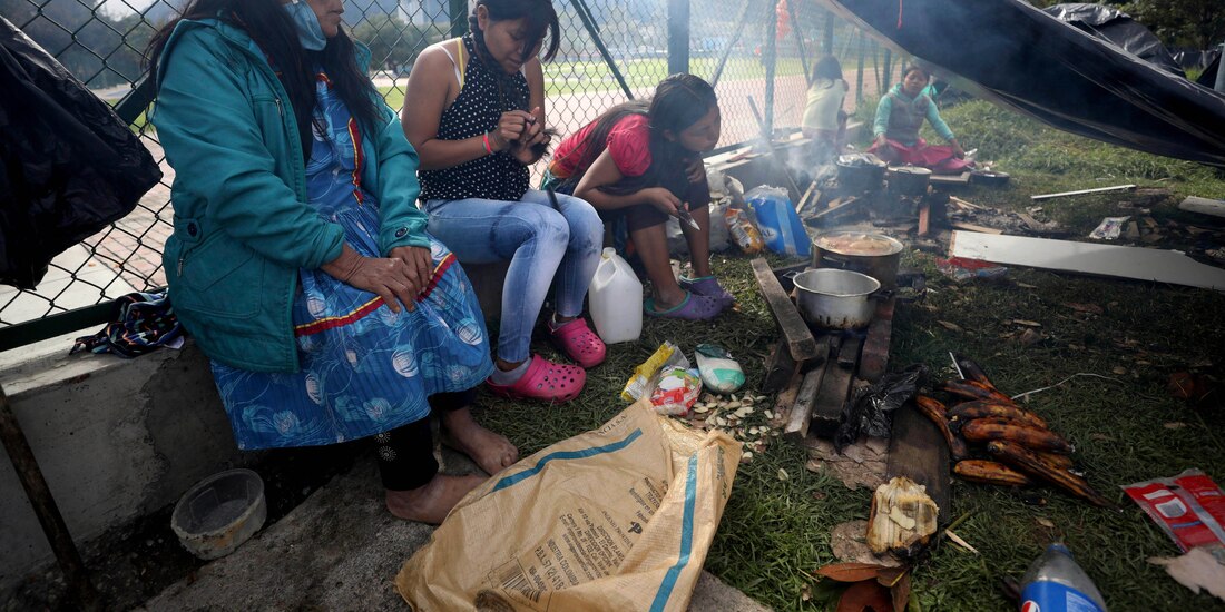 Miembros de la tribu Embera-Katio acampan en un parque después de ser desalojados de sus hogares, en Bogotá, Colombia, el 19 de junio de 2020.