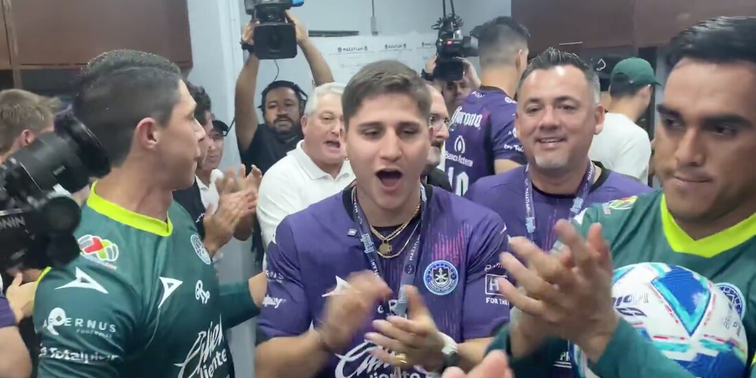 El boxeador Marco Verde estuvo presente en los vestidores del Mazatlán FC.