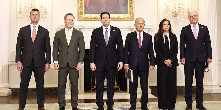 Marco Rubio (centro), con autoridades de Líbano e Israel, ayer.