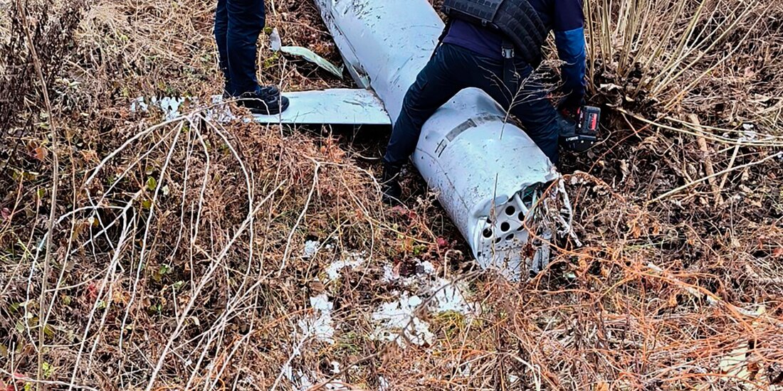 Tropas locales recogen una de las armas lanzadas por el rival en los últimos días.