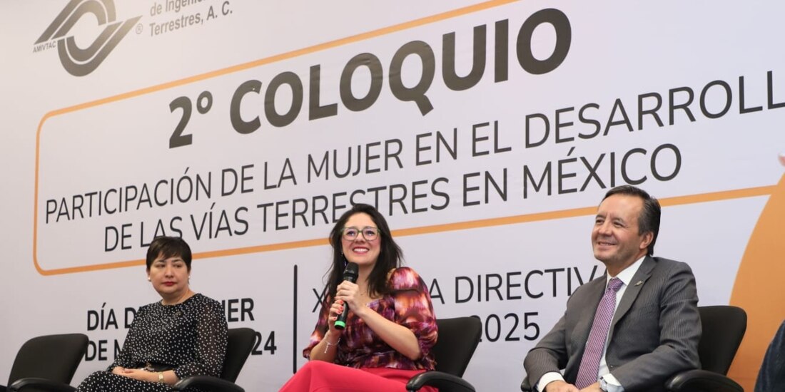 La titular de la Unidad de Administración y Finanzas (TUAF), Eréndira Valdivia Carrillo, intervino en el 2º. Coloquio: Participación de la Mujer en el Desarrollo de las Vías Terrestres en México