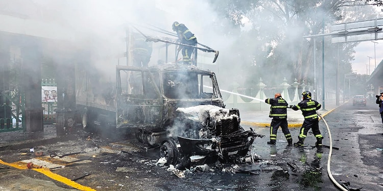 Bomberos sofocaron las llamas, ayer.