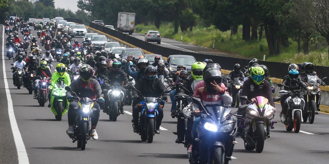 Decenas de motociclistas conducen a Tres Marías en memoria de los fallecidos.