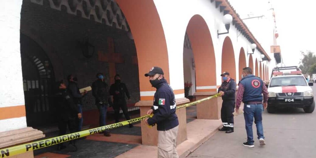 Personal de PC revisa el Palacio Municipal de Almoloya, el martes.