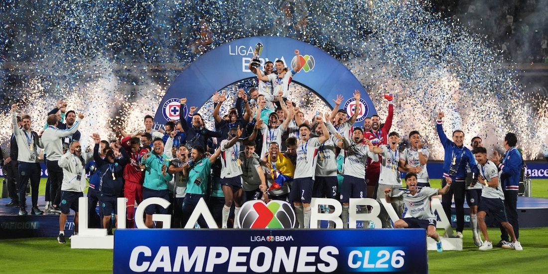 Jugadores de Cruz Azul festejan su coronación en el Clausura 2026 con el trofeo en Ciudad Universitaria.