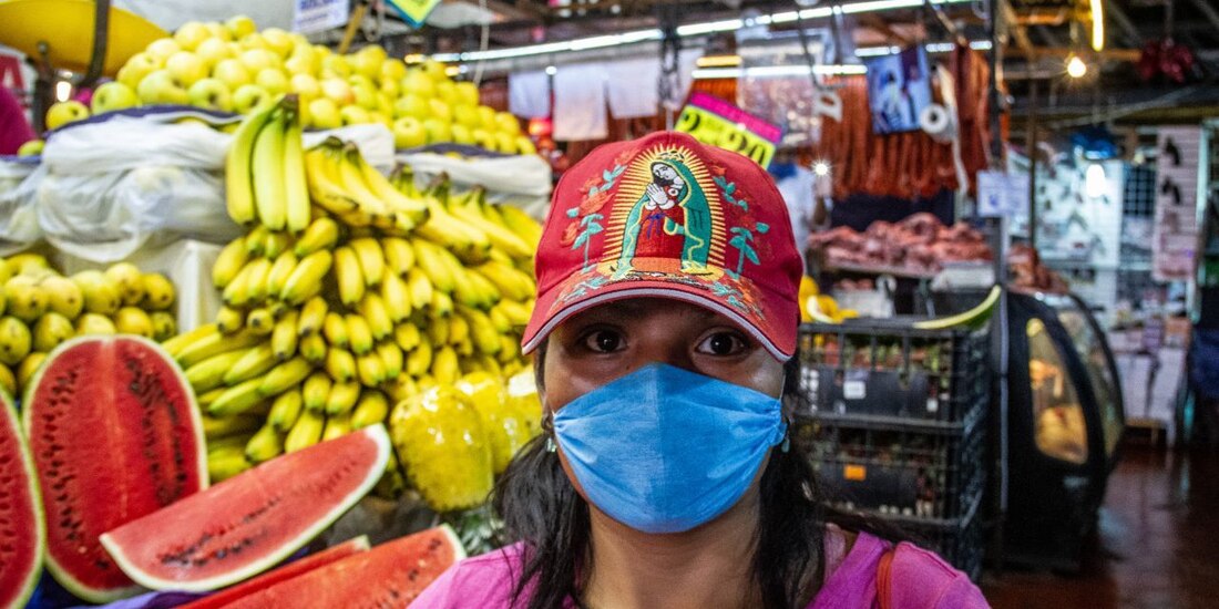 Mujer con cubrebocas en el mercado de Xochimilco de la Ciudad de México, el 5 de mayo de 2020.