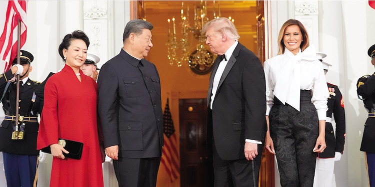 Donald Trump y Melania Trump, con Xi Jinping y Peng Liyuan, a su llegada para una cena de Estado, ayer.