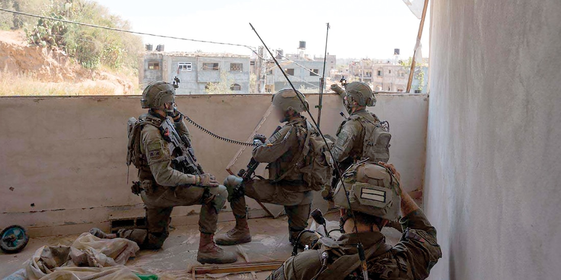 Soldados responden ataques y disparos de fuerzas enemigas, ayer, en el centro de Gaza.