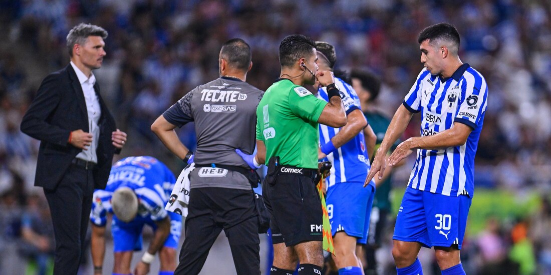 El árbitro Adonai Escobedo muestra la tarjeta roja a Jorge Rodríguez en el duelo de la Fecha 13 de la Liga MX entre Monterrey y Chivas.
