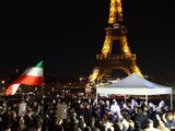 En Torre Eiffel de Paris muestran eslogan de protestas de mujeres iraníes : "Mujeres, vida, libertad", en el marco de la muerte de Mahsa AMini