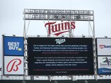 La pizarra del Target Field explica la postergación del juego de la MLB