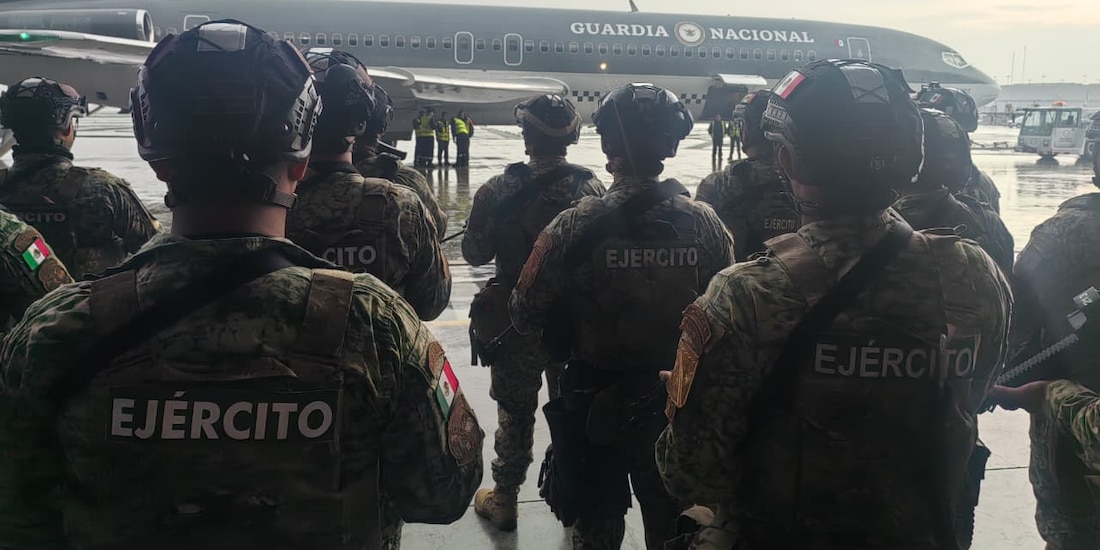 Elementos del Ejército Mexicano fueron trasladados por aire y tierra para reforzar las labores de seguridad en Sinaloa.