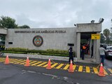 Elementos de la GN y policía estatal en la Universidad de las Américas.