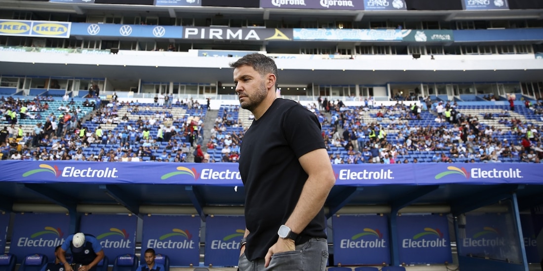 Nicolás Larcamón fuera del Cruz Azul