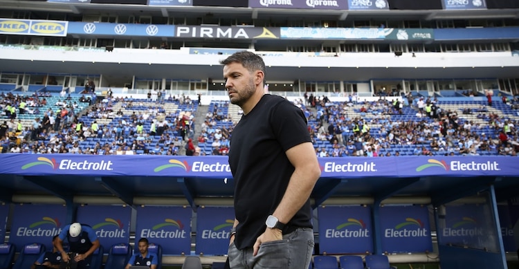 Nicolás Larcamón fuera del Cruz Azul