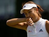 Peng Shuai se limpia la cara durante un partido contra la australiana Samantha Stosur en la segunda ronda de Wimbledon.